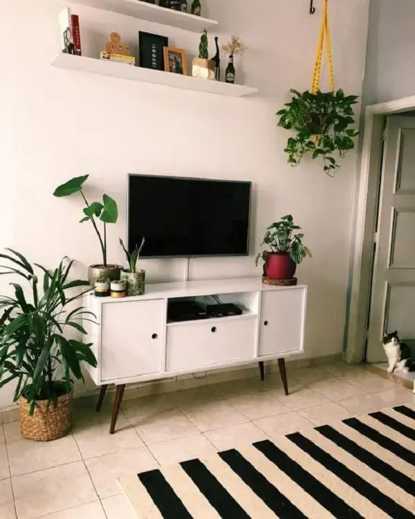 Rack minimalista pé palito branco na sala de estar