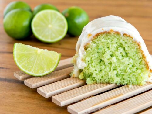 Receita de bolo de limão fofinho com cobertura de leite condensado Foto iStock