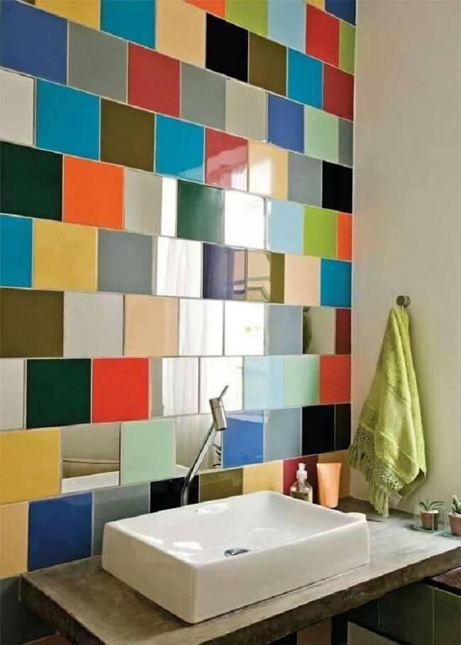 Revestimento colorido e cuba pequena para banheiro. Fonte: Lissandra Mazari