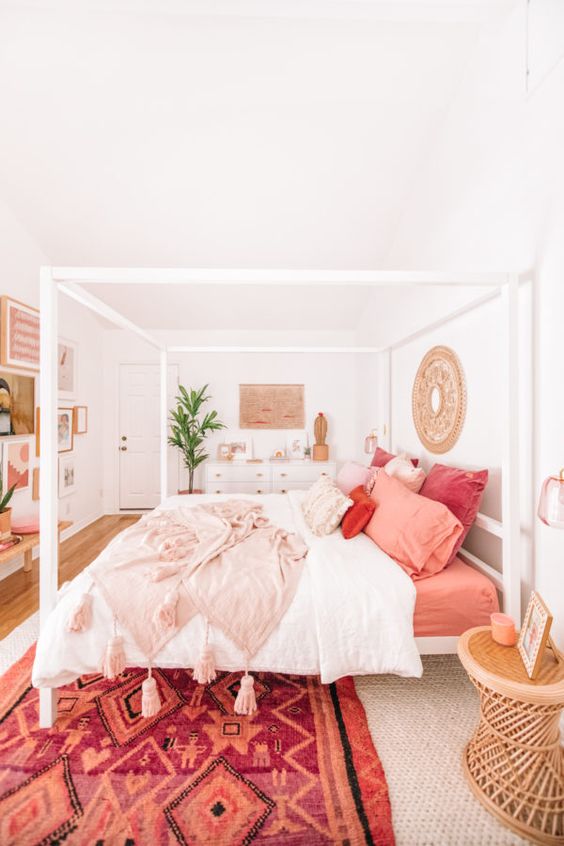 Roupa de cama cor coral no quarto moderno