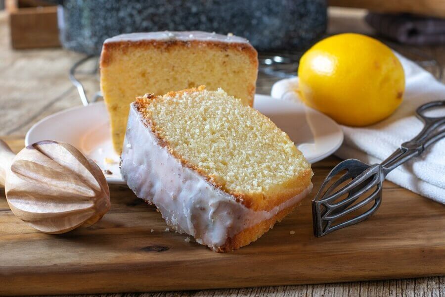 Saiba como fazer bolo de limão fofinho de dar água na boca - Foto: iStock