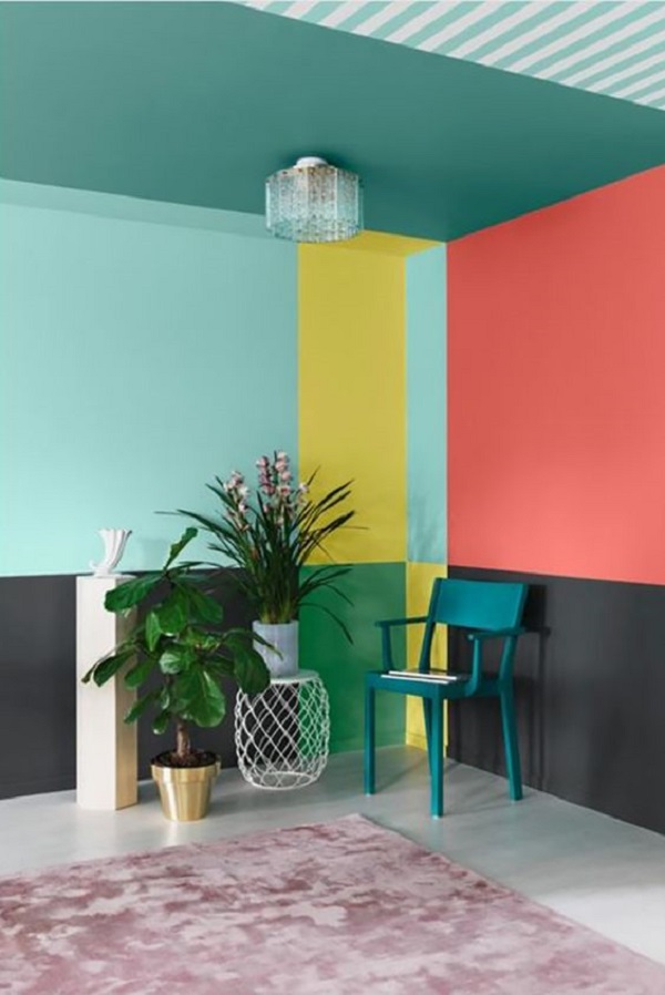 Sala colorida com papel de parede para teto