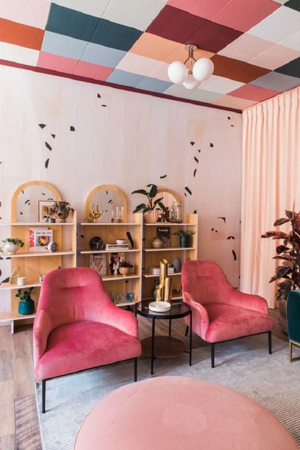 Sala de estar colorida com papel de parede para teto quadriculada