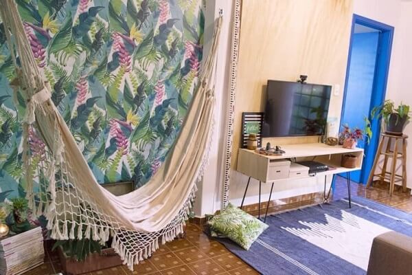 Sala de estar com papel de parede de folhagem. Fonte: Cafofo n5