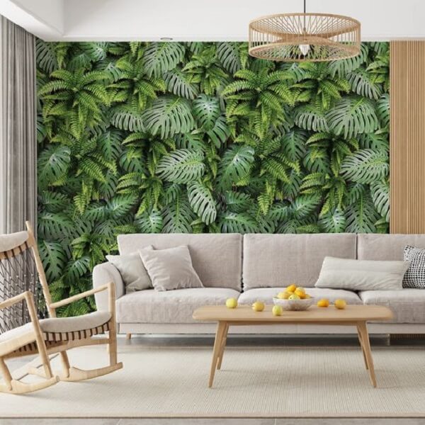 Sala de estar com papel de parede folhagem tropical. Fonte: Stixx