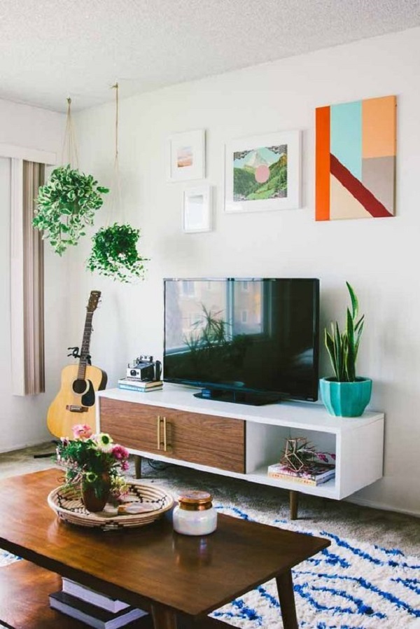 Sala de estar com rack minimalista branco de madeira