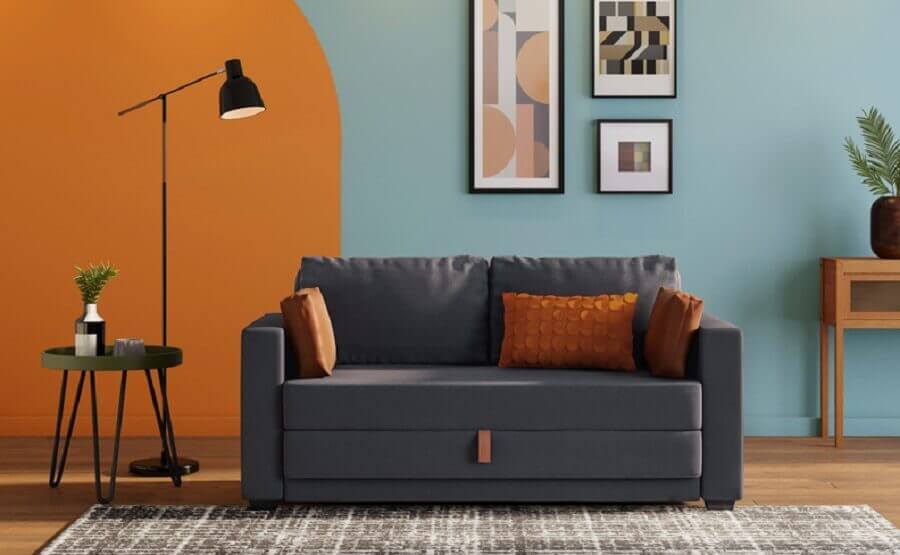Sala de estar decorada com sofa cama cinza simples e parede colorida Foto Tok&Stok