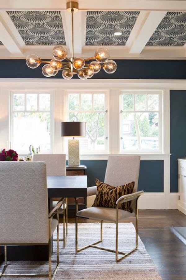 Sala de jantar com papel de parede para teto azul
