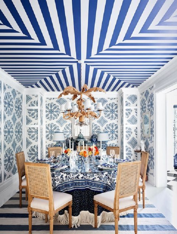 Sala de jantar com papel de parede para teto azul e banco