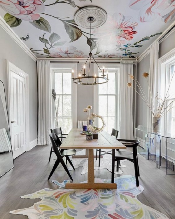 Sala de jantar com papel de parede para teto floral