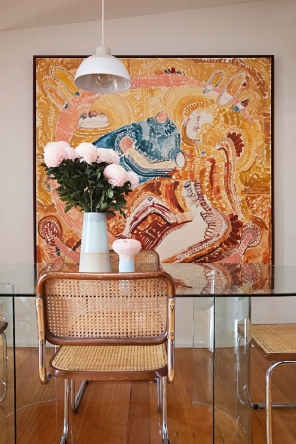 Sala moderna com cadeira de palha e vaso de flores coloridas