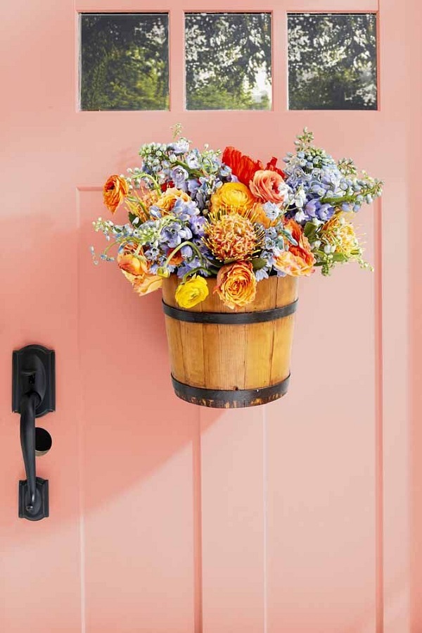 Vaso com flores coloridas na decoração da porta de casa