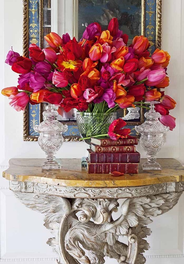 Vaso de flores coloridas em tons de rosa vermelho e roxo