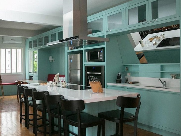 Armário de cozinha retro na cor azul com altura de bancada de cozinha para banquetas pretas na medida certa
