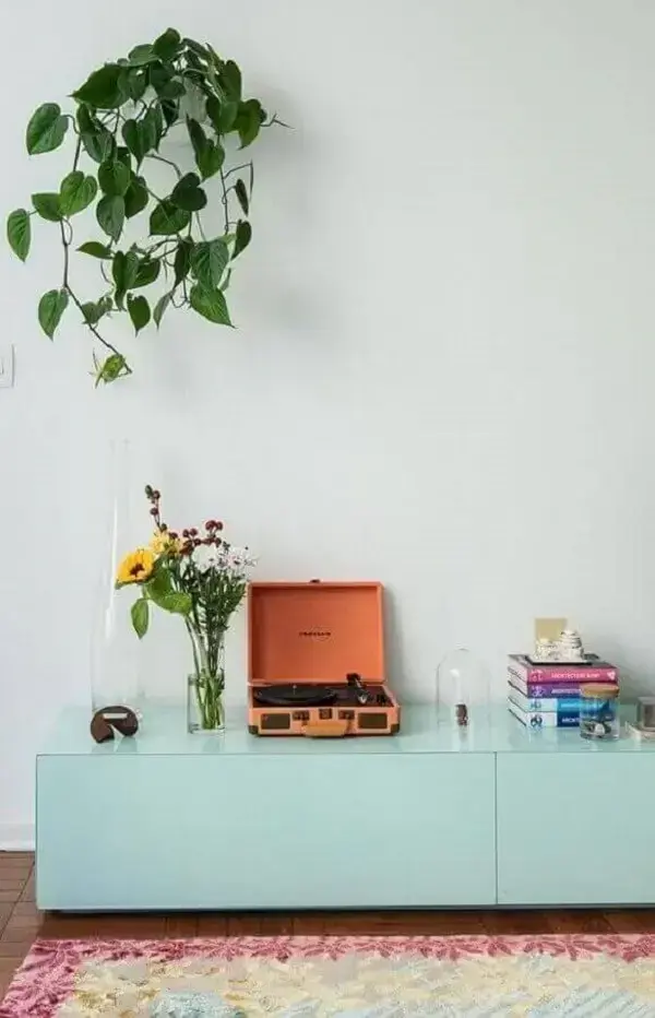 Decoração de sala com rack minimalista na cor verde pastel