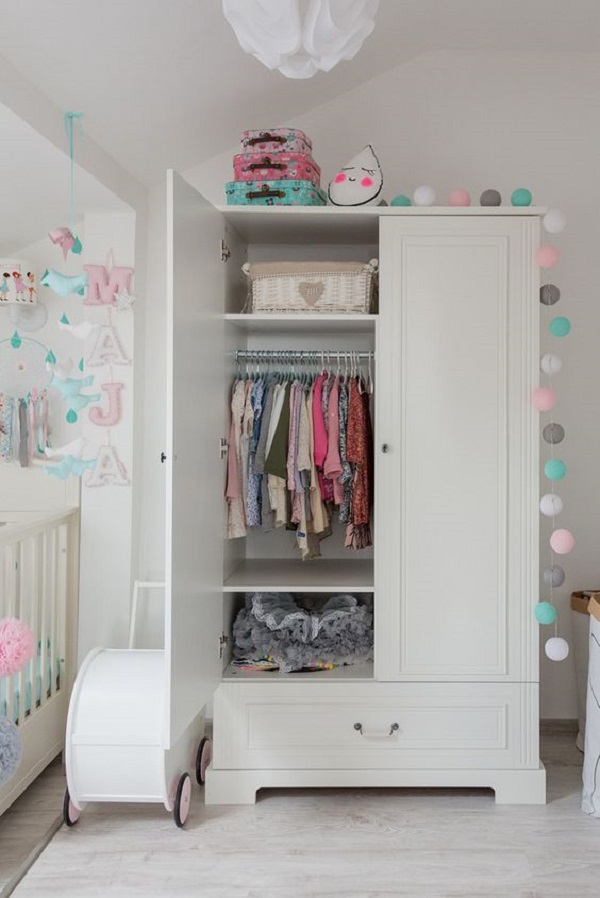 Guarda roupa provençal branco para quarto de bebê