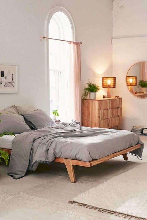 Quarto com camas diferentes e moveis de madeira