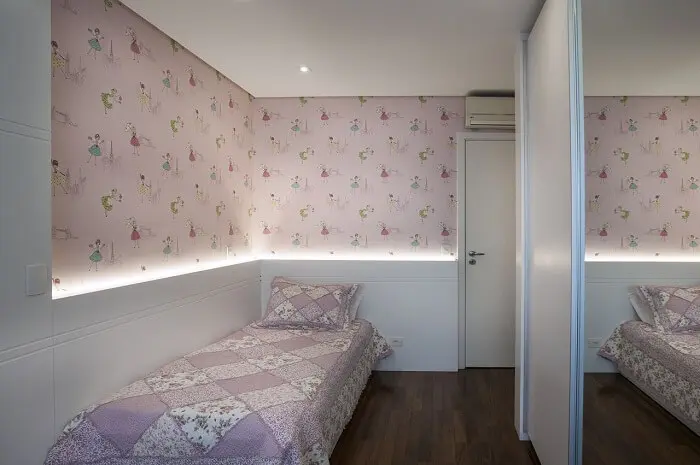 A cabeceira com LED traz um toque especial para decoração do quarto. Fonte: Katia Llaneli