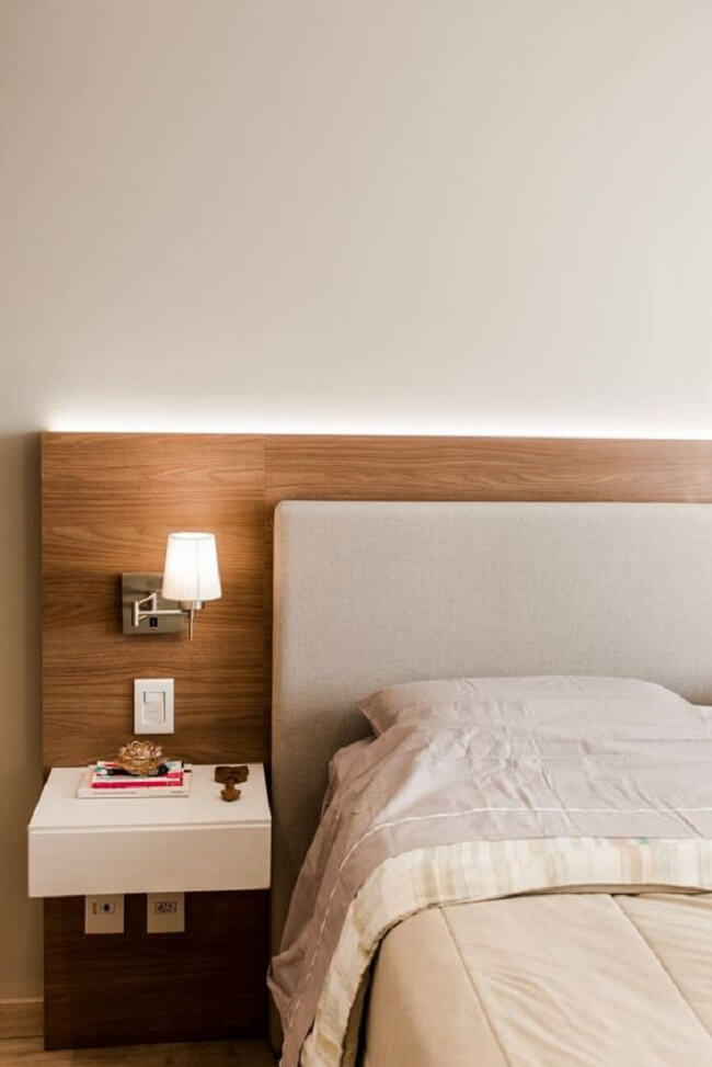 A cabeceira de cama com led deixa o ambiente mais aconchegante. Fonte: Homify BR