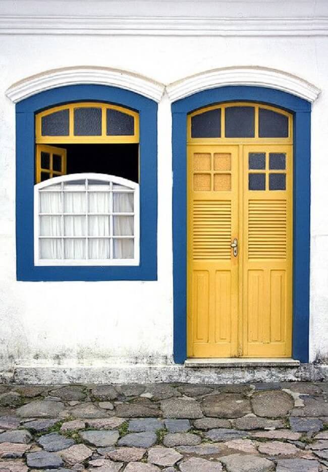 A janela colonial é caracterizada principalmente pelo formato arredondado na parte superior da janela. Fonte: Viagem e Turismo