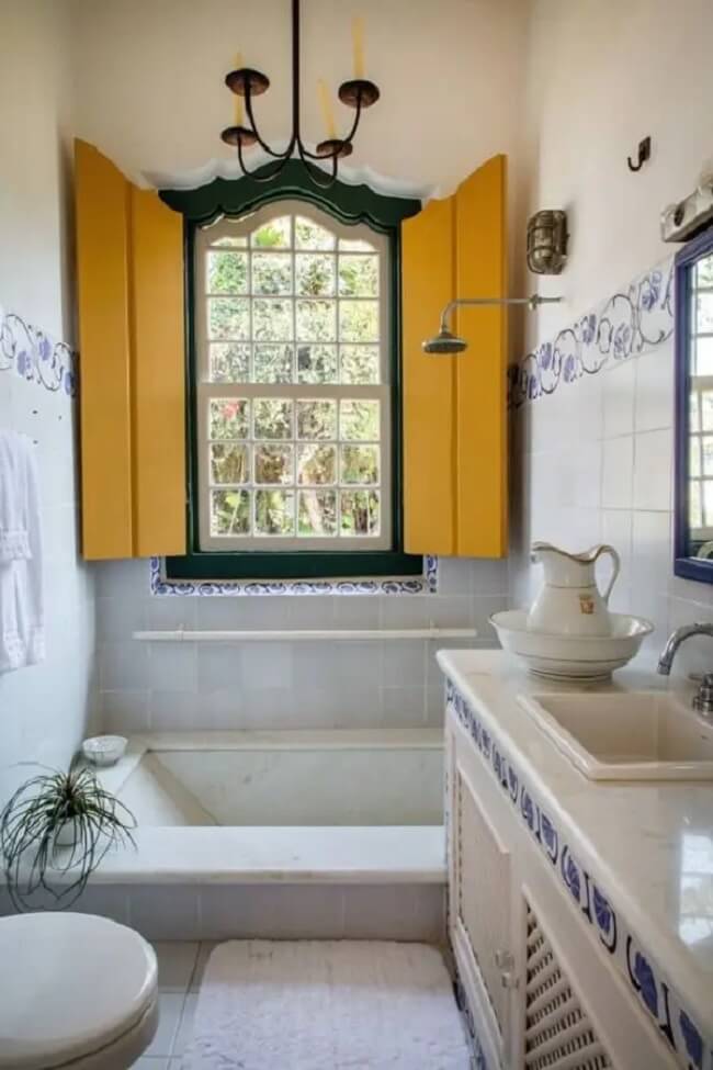 A janela colonial guilhotina se destaca na decoração desse banheiro. Fonte: Casa Vogue