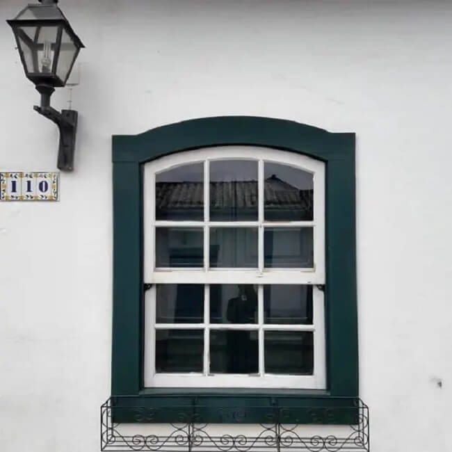 A vista externa de uma linda janela colonial antiga. Fonte: Bruno Almeida