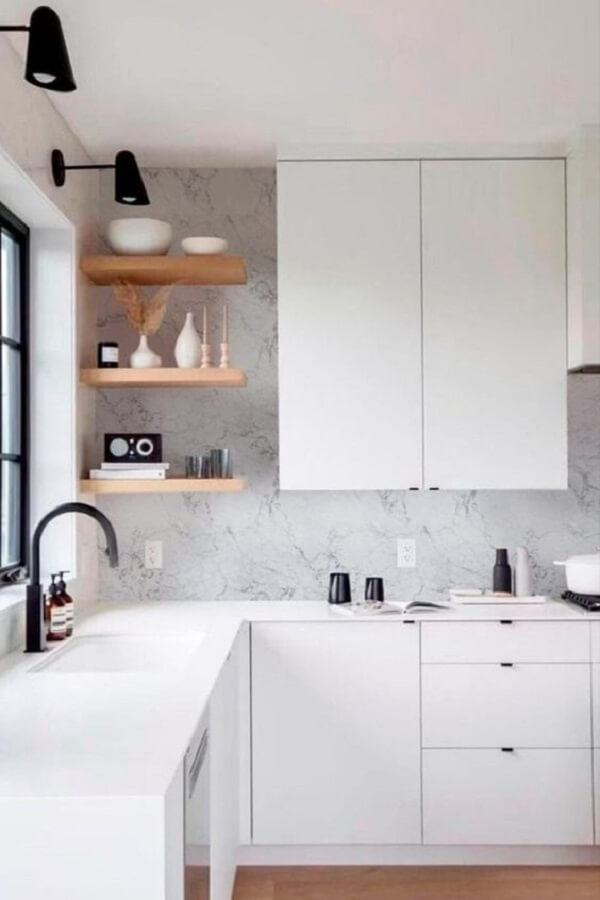 Adesivo marmorizado para cozinha branca e moderna