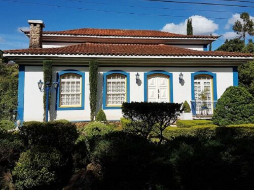 Arquitetura acolhedora com janela colonial. Fonte: Decor Fácil