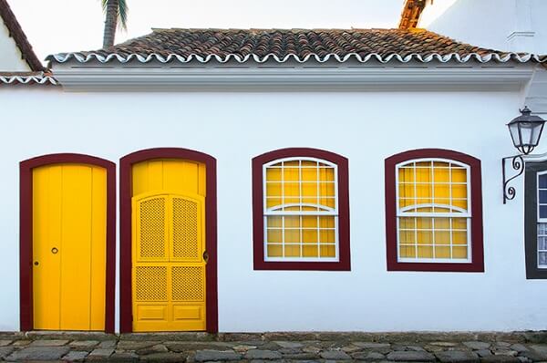 Arquitetura com janela colonial antiga. Fonte: Arquitetura e Construção