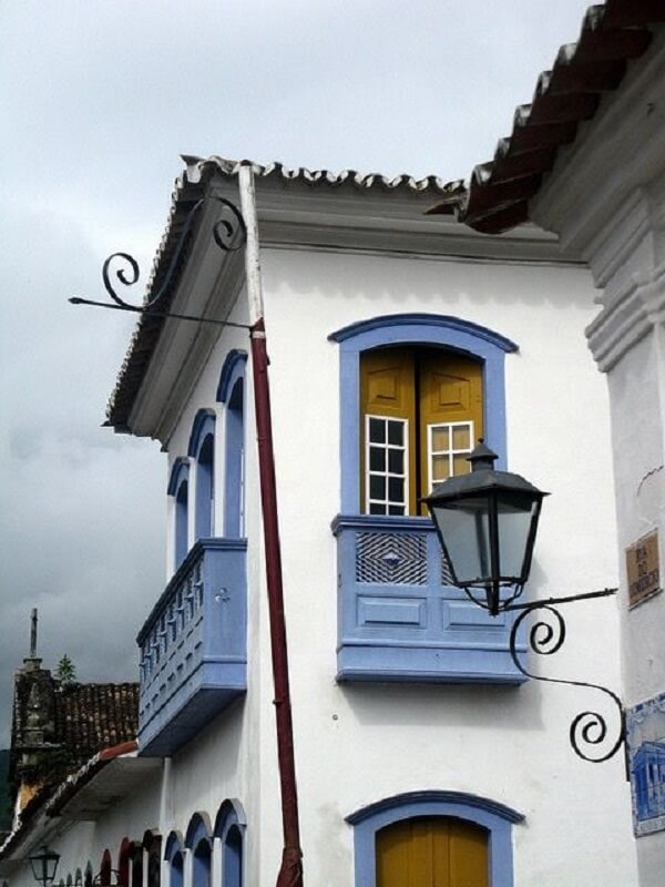 Arquitetura deslumbrante com janela colonial antiga. Fonte: Alba Douek