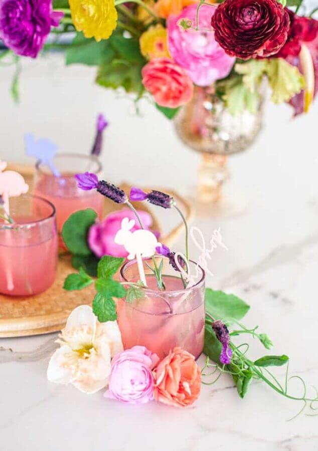 Arranjo de flores coloridas para decoração de mesa de Páscoa Foto Decor Fácil