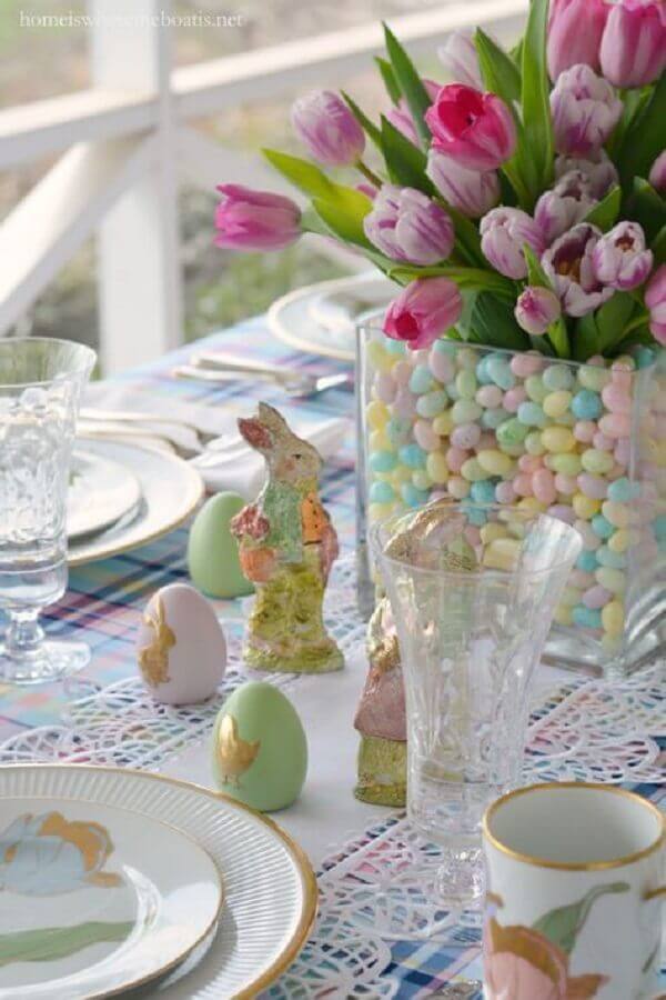 Arranjo de flores e ovos coloridos para mesa de Páscoa decorada delicada Foto Kara's Party Ideas