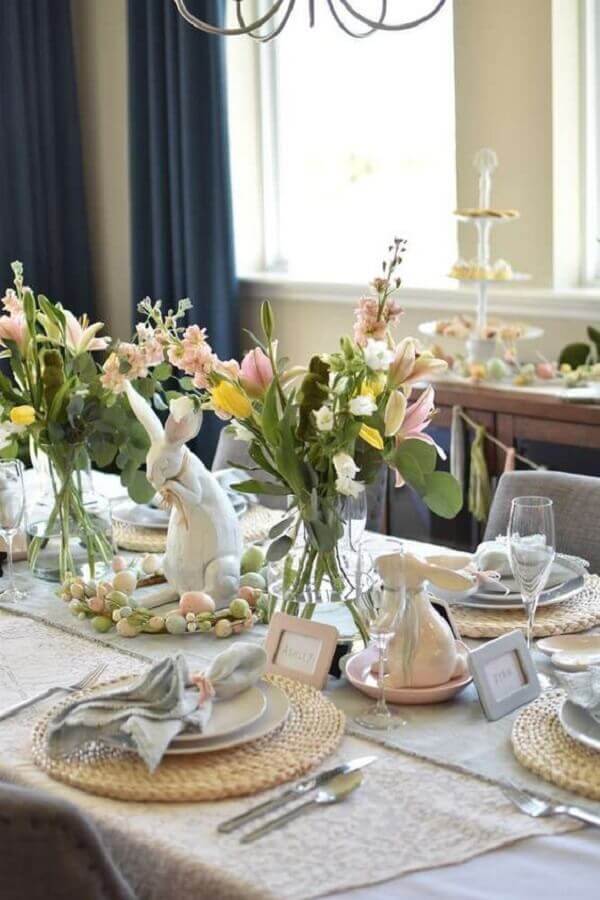 Arranjo de flores para mesa de Páscoa decorada clean Foto Catch my Party