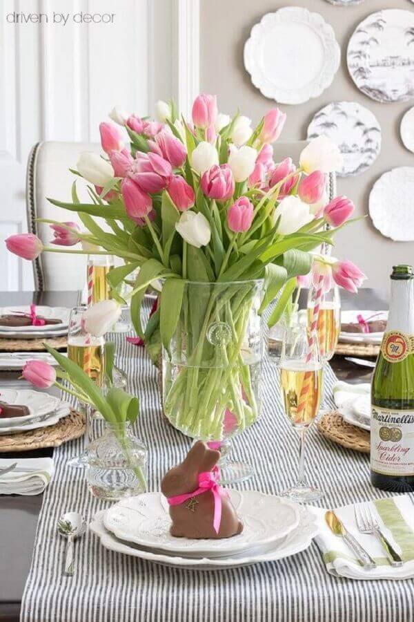 Arranjo de flores para mesa de Páscoa decorada com coelho de chocolate Foto Driven by Decor
