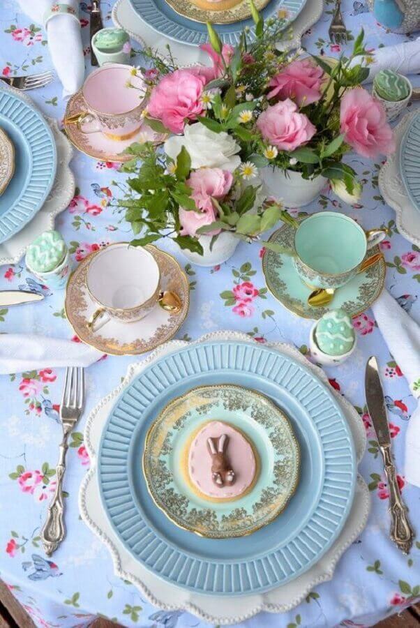 Arranjo de flores para mesa de Páscoa decorada em azul e rosa Foto Cool Web Fun