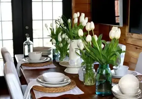 Arranjo de flores para mesa de jantar feito com flores brancas. Fonte: Anapí Tapetes