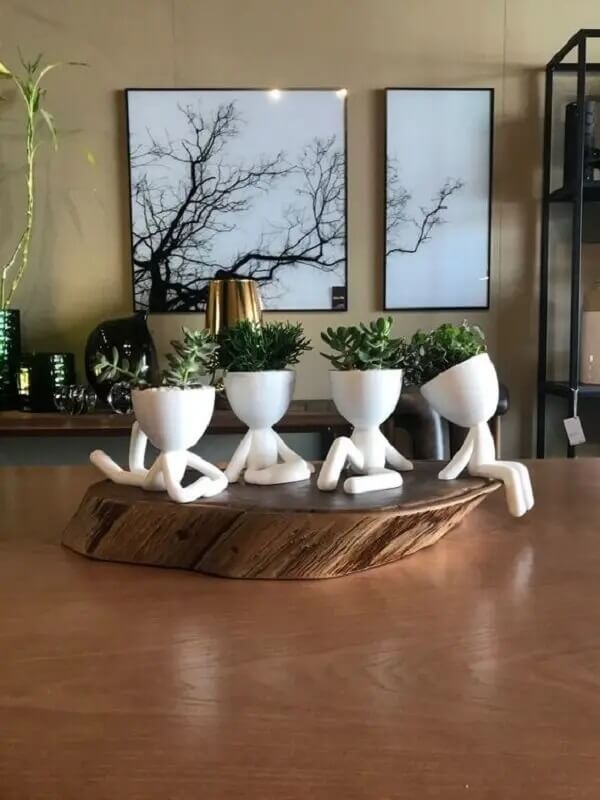 Arranjo de flores para mesa de jantar feito com vasos divertidos. Fonte: Fonte Saikon