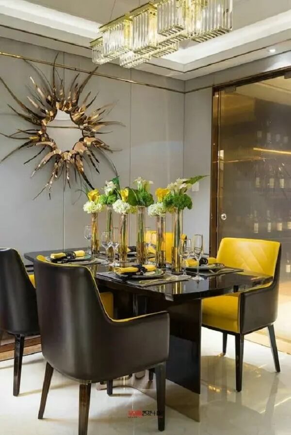 Arranjo de flores para mesa de jantar sofisticado. Fonte: Revista Vd