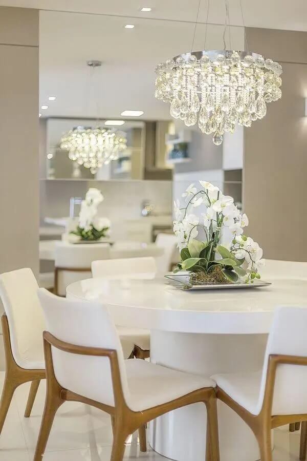 Arranjos para mesa de jantar com flores brancas. Fonte: Homify