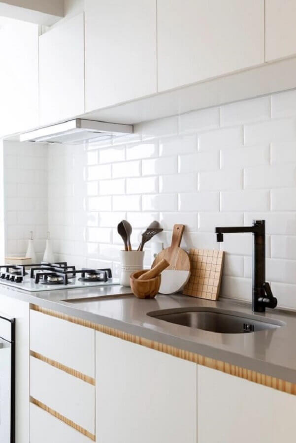Decoração clean com bancada de cozinha em quartzo cinza claro Foto Moana Arquitetura