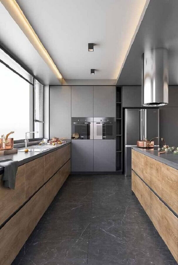 Bancada em quartzo cinza e armários de madeira planejados para decoração de cozinha grande Foto Home Fashion Trend