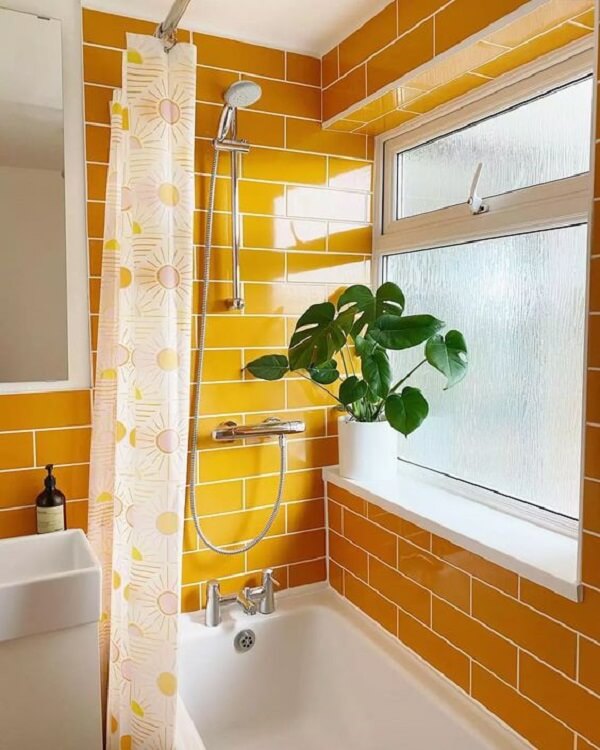 Banheiro amarelo com detalhes em branco e cinza 
