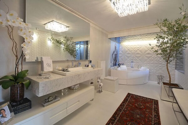 Banheiro chique com decoracao em tons de branco e mármore