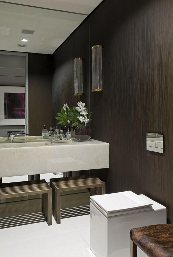 Banheiro chique com papel de paede preto e bancada de mármore branco