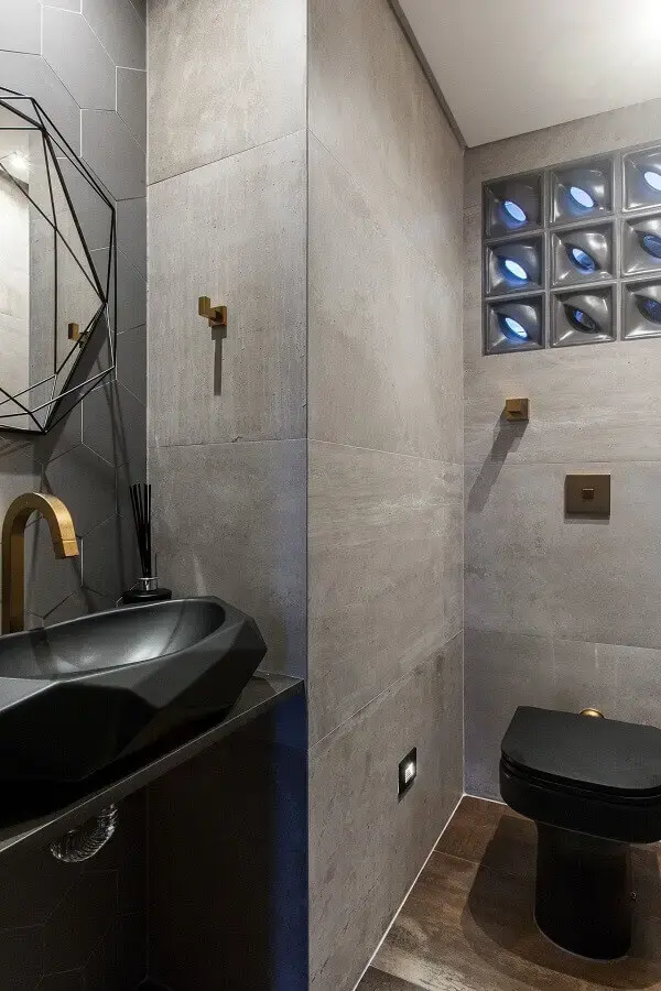 Banheiro chique com parede de cimento queimado e cuba geométrica