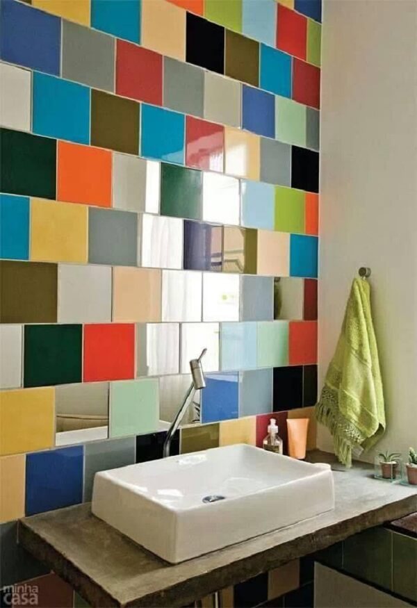 Banheiro chique com revestimento colorido 