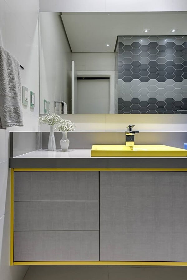 Banheiro moderno decorado com bancada de quartzo cinza e cuba amarela Foto Calamo Arquitetura