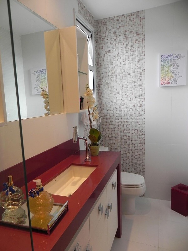 Banheiro com granito vermelho e gabinete branco