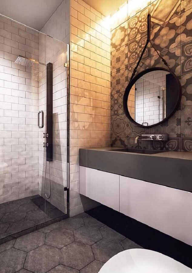 Banheiro moderno decorado com pedra de quartzo cinza escuro e revestimento estampado Foto Decor Fácil