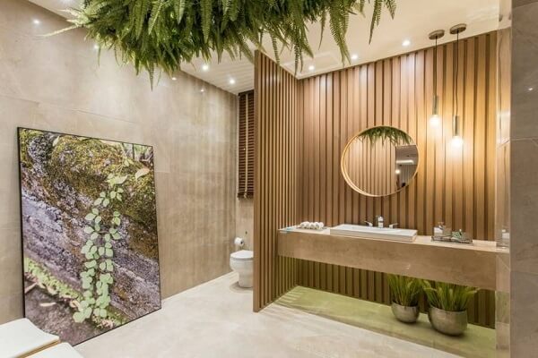 Banheiro de madeira com decoracao de plantas